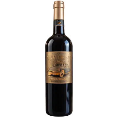 Anciens Temps Grande Réserve: 50 % Merlot und 50 % Cabernet Sauvignon. Dunkle Frucht, samtiges Tannin und würziger Nachhall aus dem Pays d’Oc.